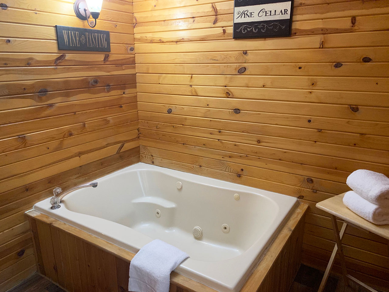 Whirlpool Suites - Cedar Lodge & Settlement