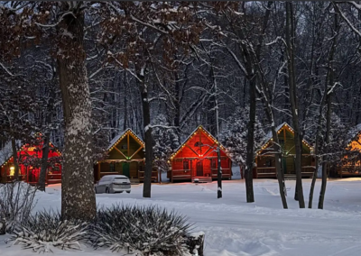 2 Bedroom Log Cabin with full kitchen, two bathrooms, lodging on the lower dells WI. River at Cedar Lodge and Settlement